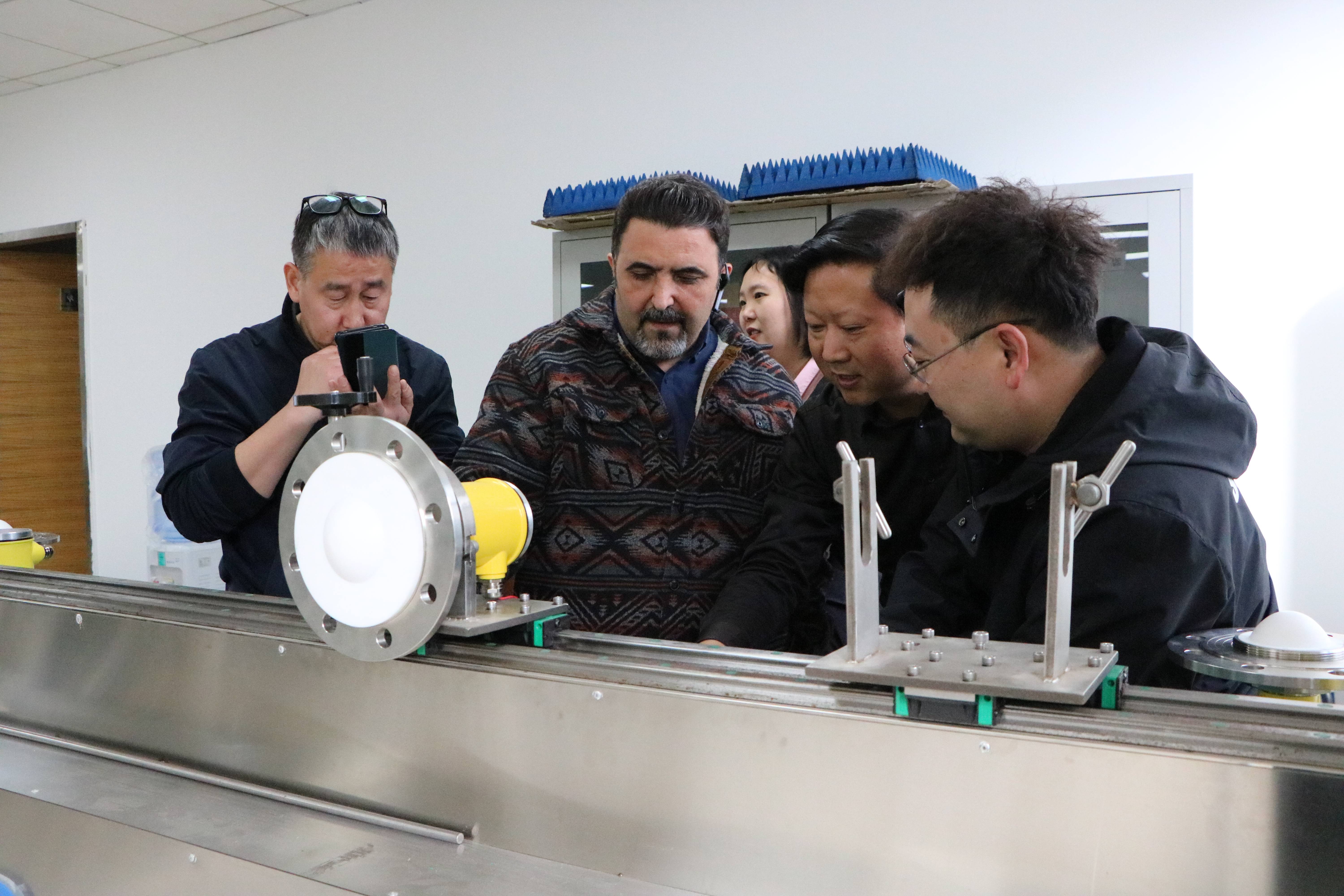 伊朗客戶(hù)到訪(fǎng)精誠瑞博,深入探討80G調頻雷達物位計及其他產(chǎn)品合作 伊朗客戶(hù)到訪(fǎng)精誠瑞博,深入探討80G調頻雷達物位計及其他產(chǎn)品合作